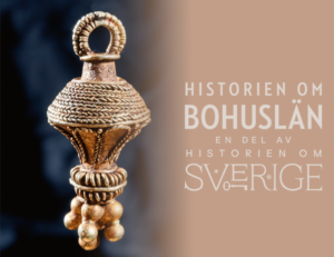 Foto. Ett rikt dekorerat hängsmycke av guld samt loggan Historien om Bohuslän - en del av Historien om Sverige.