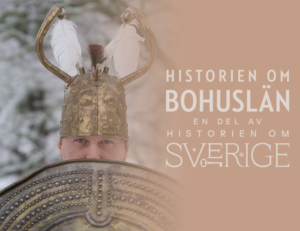 Foto. En med hornförsedd guldfärgad hjälm skymtar bakom en sköld. Logga med texten historien om Bohuslän en del av Historien om Sverige.