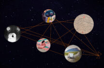 Konstverk. Svart stjärnhimmel i bakgrunden, fyracirklar innehållande olika motiv, nätverk av röda streck mellan cirklarna.