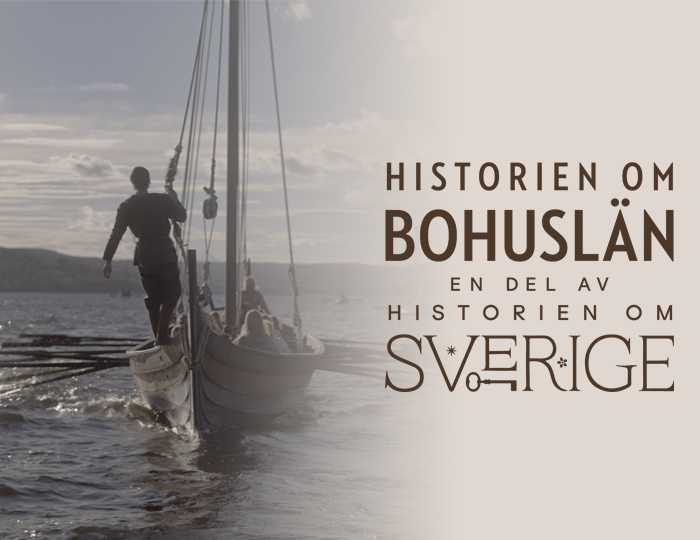 Foto. Ett vikingskepp med besättning seglar på havet. Logga med texten Historien om Bohuslän en del av Historien om Sverige.