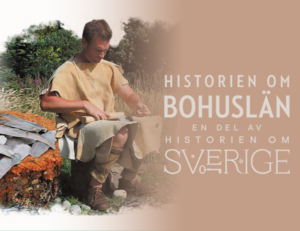 En man i skinnkläder sitter med flinta i sitt knä. Logga med texten Historien om Bohuslän en del av historien om Sverige.