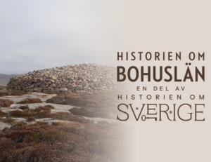 Foto. Stort stenröse intill havet. Logga med texten Historien om Bohuslän en del av historien om Sverige.