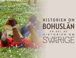 Foto. Två personer på mage i en vitsippsbacke och viftar med benen. Logga med texten Historien om Bohuslän en del av Historien om Sverige.