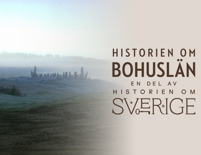Ett disigt landskap med en skeppsliknande fornlämning av sten. Logga med texten Historien om Bohuslän en del av Historien om Sverige.