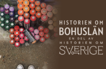 Foto. Ett femtiotal färgburkar syns uppifrån. Logga med texten Historien om Bohuslän en del av Historien om Sverige.