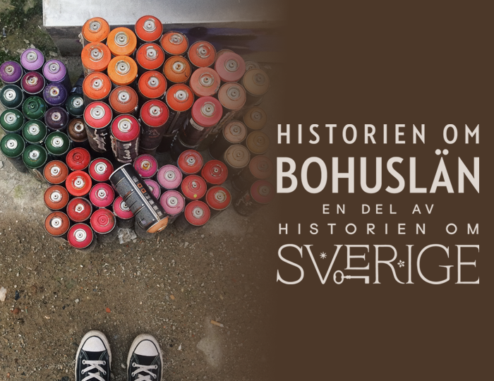 Foto. Ett femtiotal färgburkar syns uppifrån. Logga med texten Historien om Bohuslän en del av Historien om Sverige.