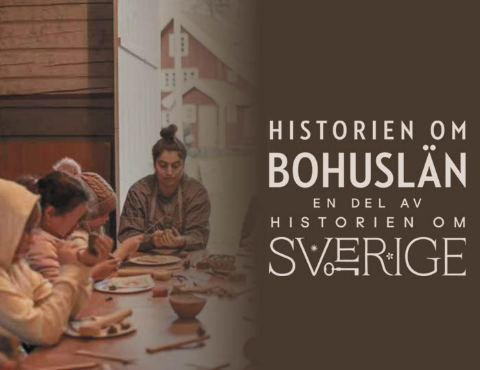 Foto. Barn i 8 års-åldern sitter vid ett bbord och skapar i lera. På kortsidan sitter en kvinna i yngre medelåldern med förkläde och skapar. Logga med texten Historien om Bohuslän en del av Historien om Sverige.