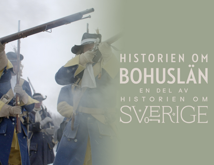 Foto. Skjutande soldater i karolineruniform skymtar bredvid logga med texten Historien om Bohuslän - en del av historien om Sverige.