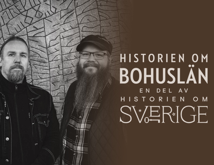 Foto. Två män i skägg står framför en runsten. Logga med texten Historien om Bohuslän. En del av historien om Sverige.