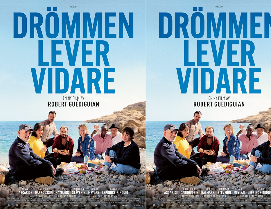 Familjaffisch, foto. En stor familj sitter på en klippa vid havet. Olika åldrar Himlen är ljust blå.