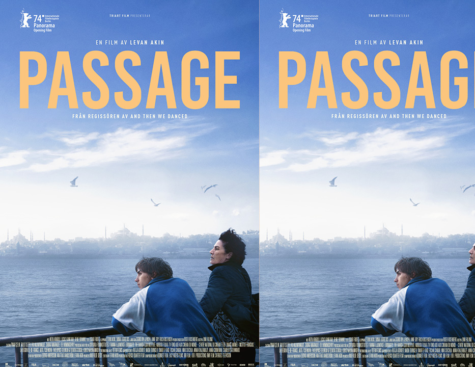 Filmaffisch. Två personer blickar ut över havet vinden i blåser i deras hår, himlen är blå med vita stackmoln. Deras mungipor är något nedåt, pannan något rynkad. Den yngre personen lutar sig mot en reling.