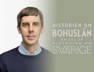 Foto. Bröstbild av man, med brunt hår, som tittar rakt in i kameran, Logga med texten Historien om Bohuslän. En del av Historien om Sverige.