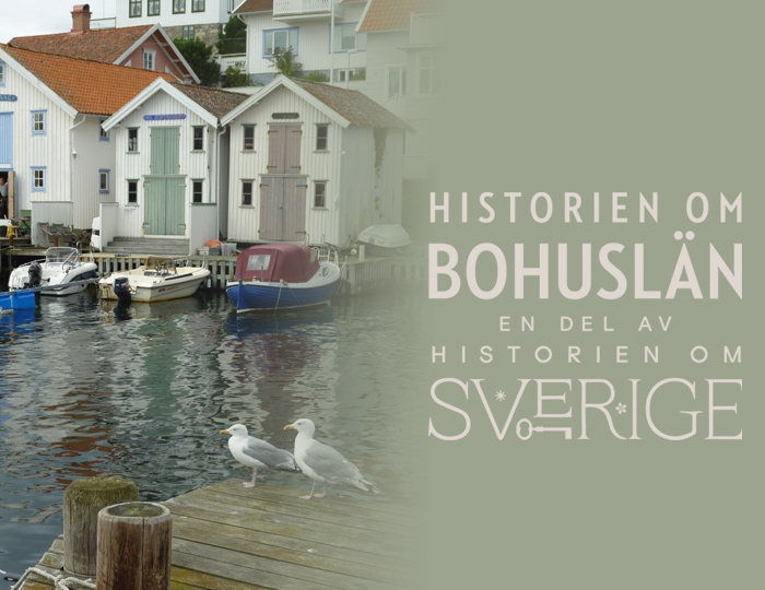 Foto:Sjöbodar i vattenbrynet. Logga med texten Historien om Bohuslän - en del av Historien om Sverige