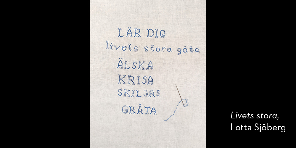 Broderi. Blå tråd broderat i fristygn "Älska, Krisa, Skiljas, Gråta"